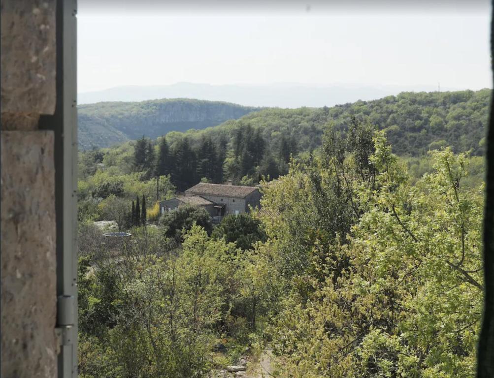 uma vista para uma casa nas árvores em Les Faveyrolles à Labeaume em Labeaume
