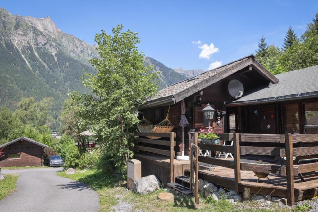 eine Hütte in den Bergen mit einer Straße daneben in der Unterkunft Mazot de l'Ours - Happy Rentals in Chamonix-Mont-Blanc