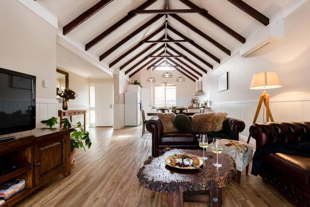 Televisyen dan/atau pusat hiburan di Maison Magnolia; Character Townhouse in the centre of Margaret River