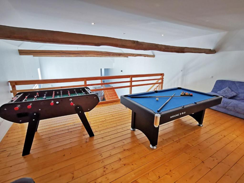 two pool tables in a room with a couch at A l&#39;Orée du Lac, 500m lac de Chamboux in Saint-Martin-de-la-Mer