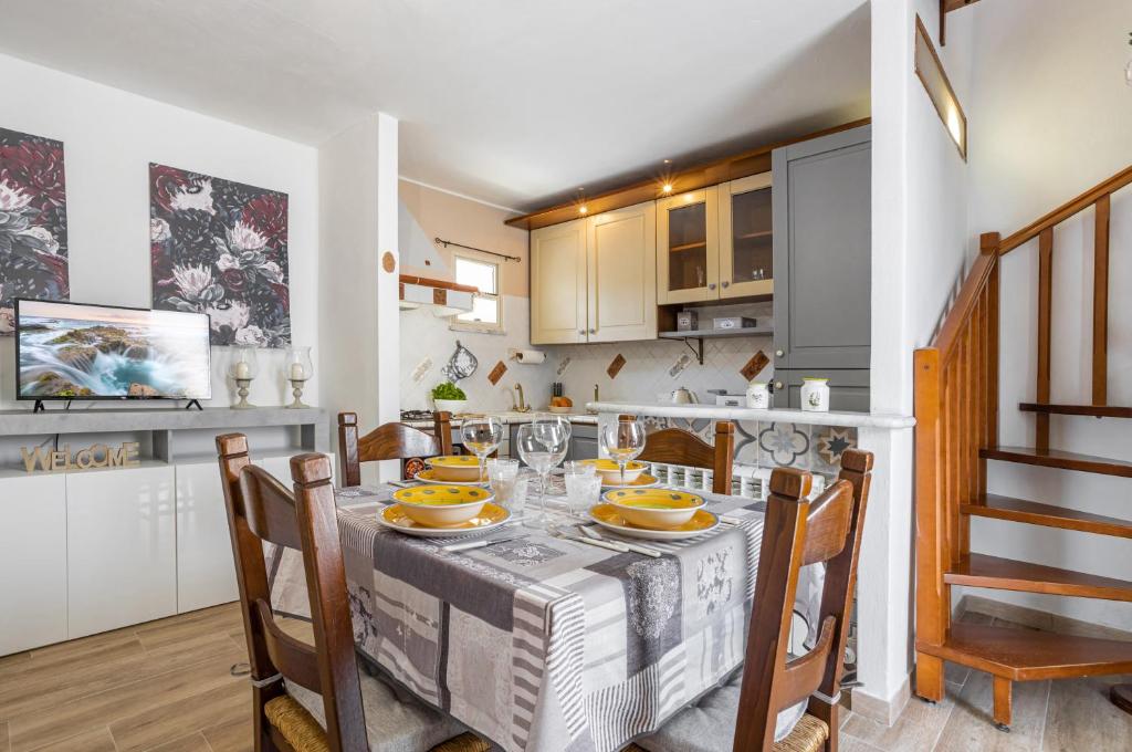 uma cozinha e sala de jantar com mesa e cadeiras em Oratoio Duplex Apartment with Parking em Pisa