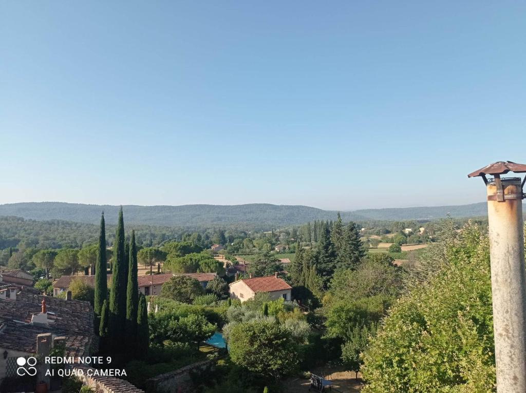- une vue sur une ville avec des arbres et un poteau dans l'établissement Petit nid cosy typiquement provençal, à Villecroze