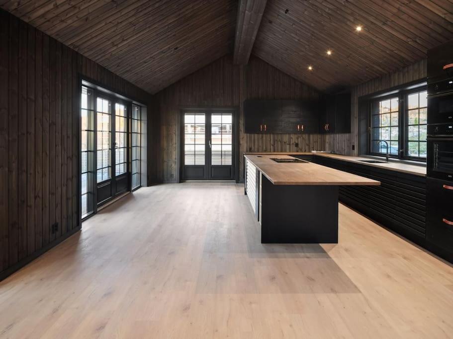 A cozinha ou cozinha compacta de Ny kvalitetshytte-158 m2-Kikut!