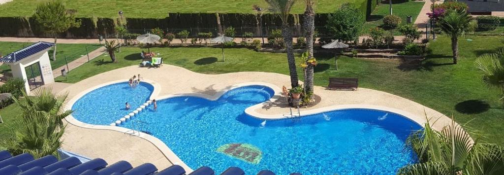 O vedere a piscinei de la sau din apropiere de Wunderschöne Ferienwohnung mit WLan und großer sonniger Terrasse sowie Gemeinschaftspool, Garten und Kinderspielplatz