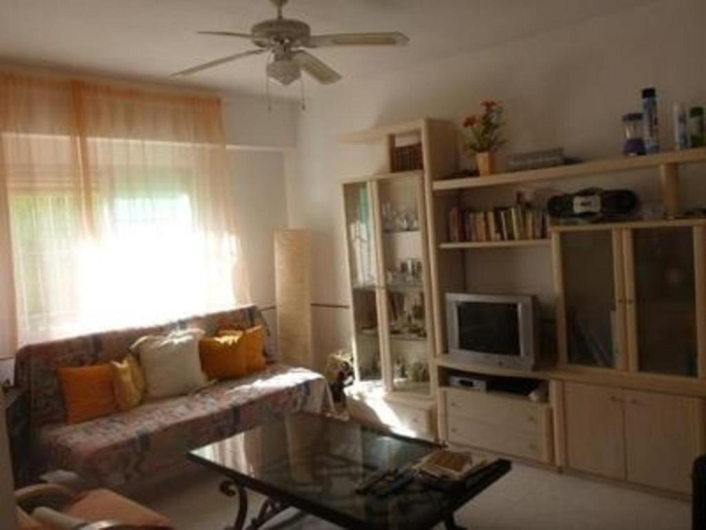 sala de estar con sofá y mesa de centro en Haus Anderes, en Casas Las Basas