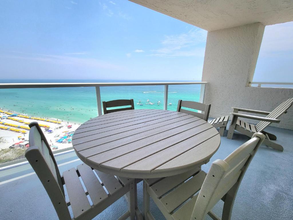 een tafel en stoelen op een balkon met uitzicht op het strand bij Beachside II 4351 in Destin