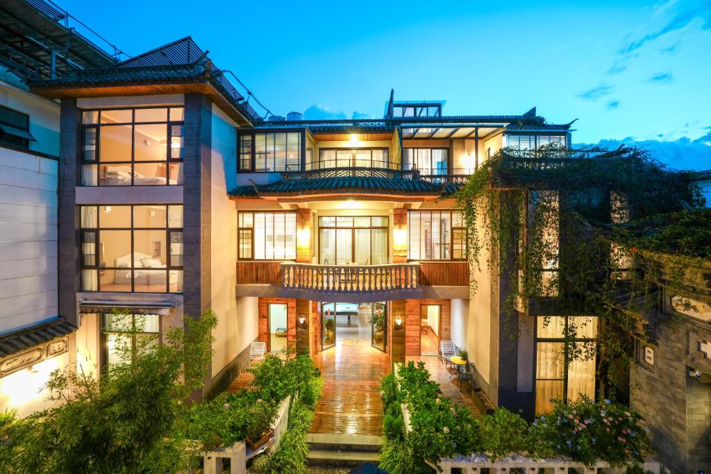 an exterior view of a house at night at Z.Garden in Dali