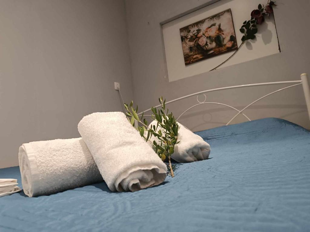 1 dormitorio con 2 toallas en una cama en Irene's home, en Igoumenitsa