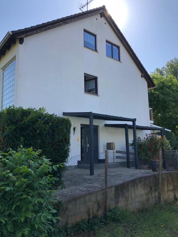 una gran casa blanca con una valla delante en GERBER Ferienwohnung, en Bretzenheim