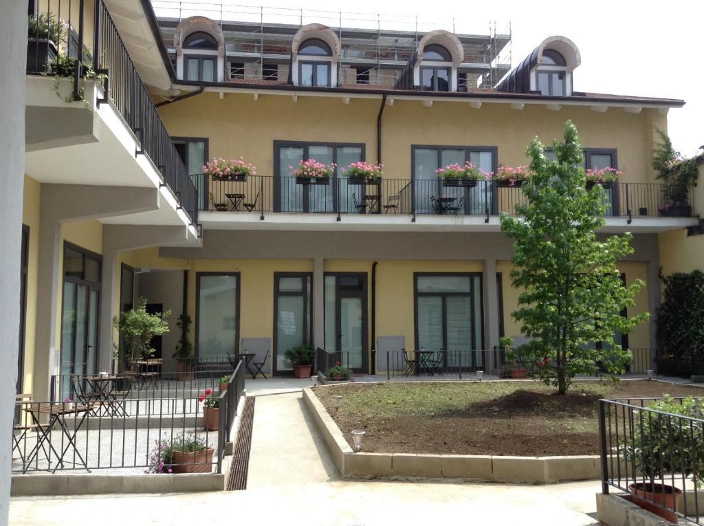 un edificio de apartamentos con macetas en los balcones en Loft Regio Parco, en Turín