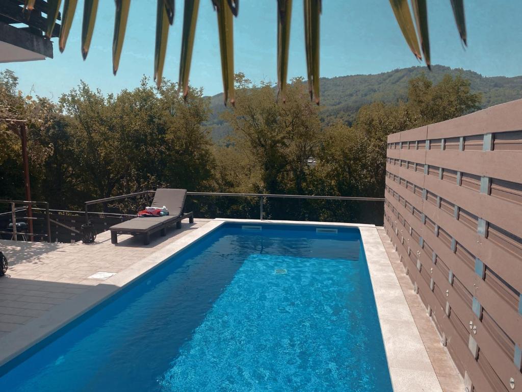 uma piscina no meio de uma casa em Apartman Verona em Buzet