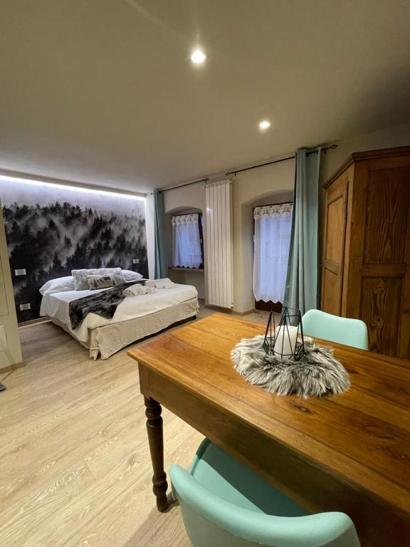 een kamer met een tafel en stoelen en een bed bij AEapartmentsaosta in Aosta