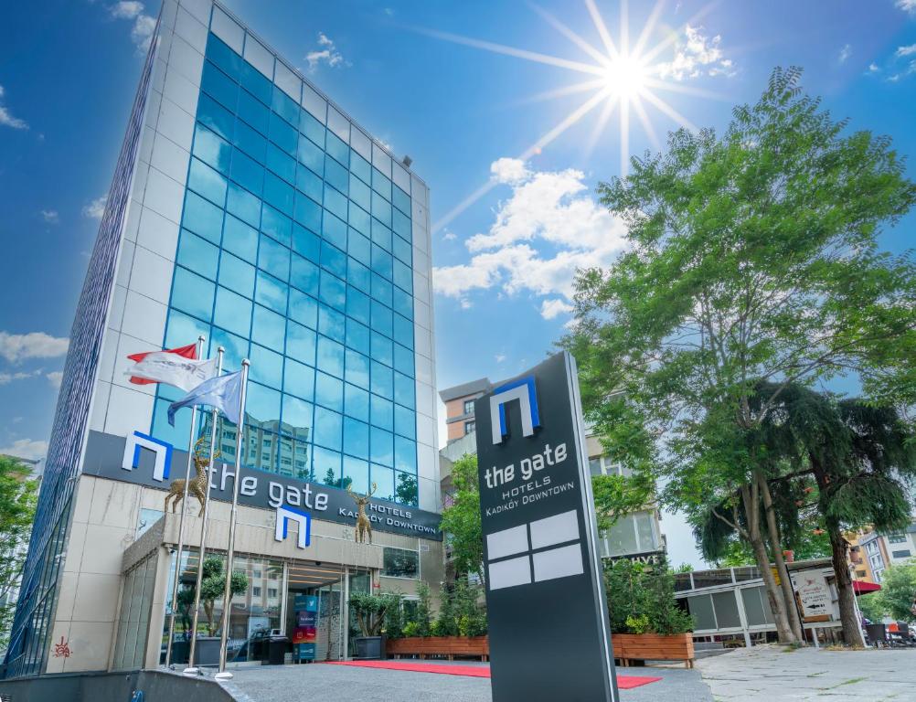 un edificio con una señal delante de él en The Gate Kadıköy Downtown en Estambul