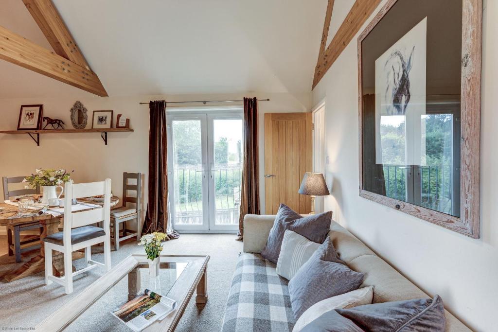 ウッドストックにあるSansoms Loftのソファとテーブルのあるリビングルーム