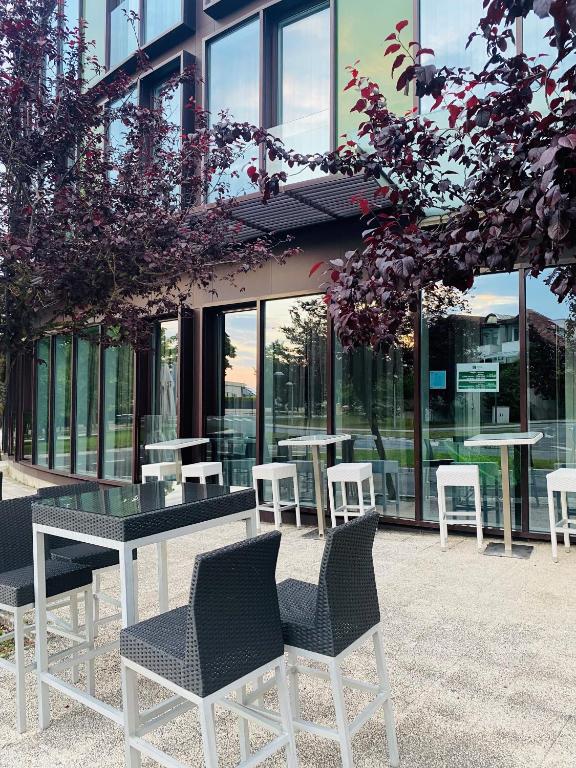 Reštaurácia alebo iné gastronomické zariadenie v ubytovaní Hotel Jardines de Uleta Suites