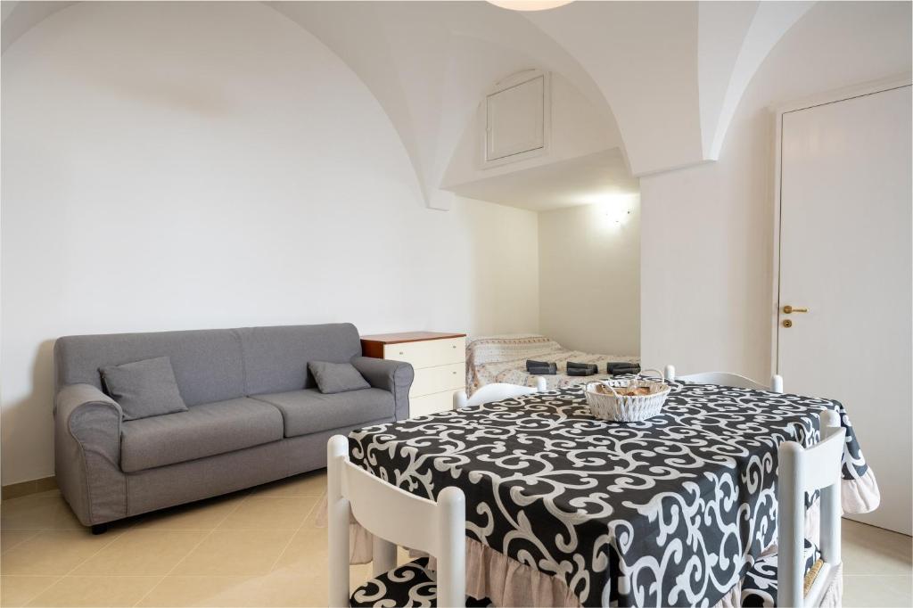 - un salon avec une table et un canapé dans l'établissement Casa Roby, à Ceglie Messapica