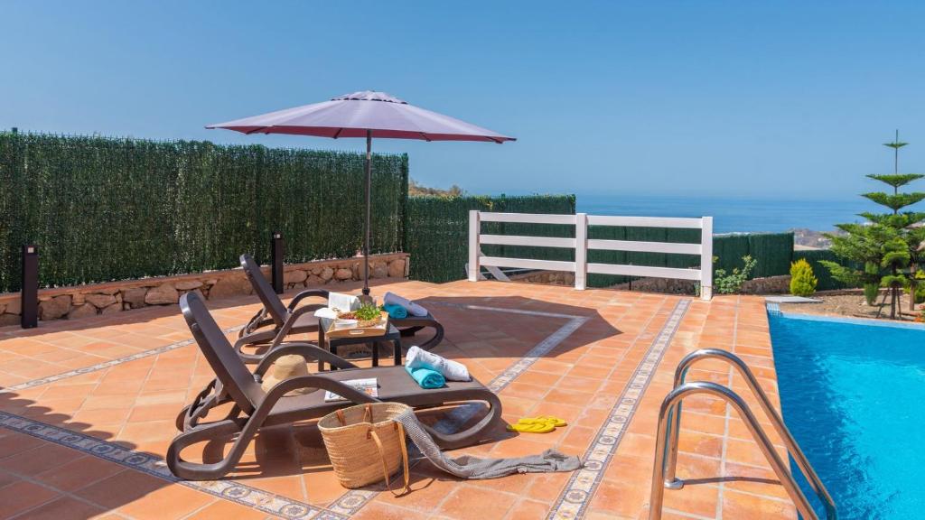 Bazén v ubytovaní Villa Infinity Torrox by Ruralidays alebo v jeho blízkosti
