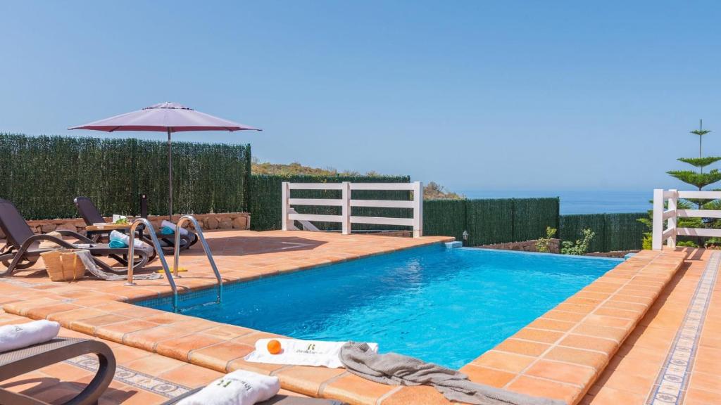Bazén v ubytovaní Villa Infinity Torrox by Ruralidays alebo v jeho blízkosti