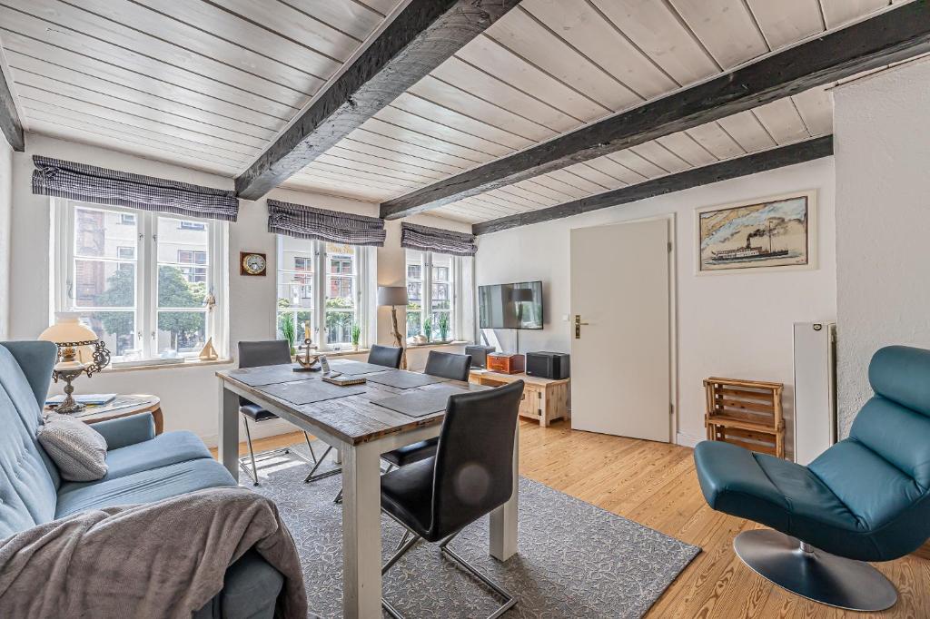 a living room with a table and chairs at fewo1846 - Dampfer Alexandra - urige Wohnung mit zwei Schlafzimmern am Nordermarkt im Stadtzentrum in Flensburg
