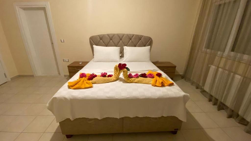 ein Schlafzimmer mit einem Bett mit Blumen darauf in der Unterkunft Villa Grau in Antalya/Belek in Belek