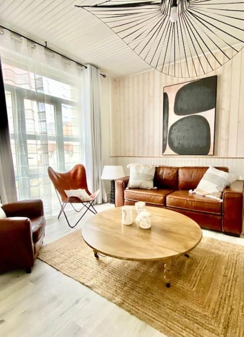 un salon avec un canapé et une table basse dans l'établissement Appartement vue mer Merlimont, à Merlimont