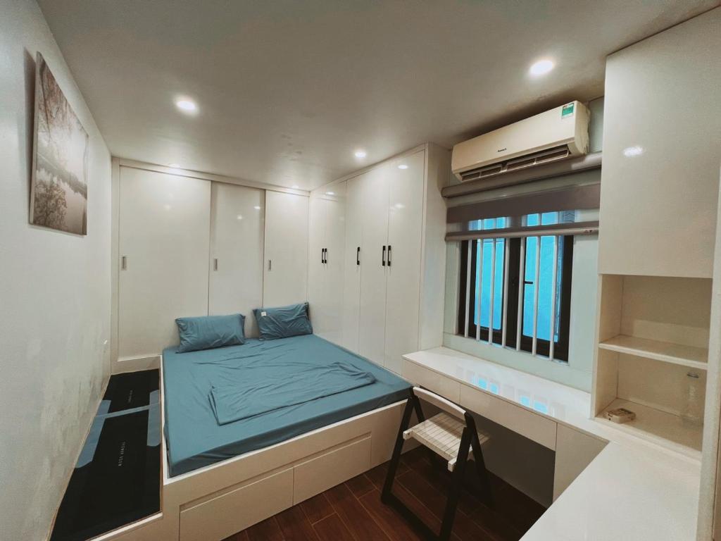Habitación pequeña con cama y escritorio. en Cua Bac Modern Home in Central Hanoi, en Hanói
