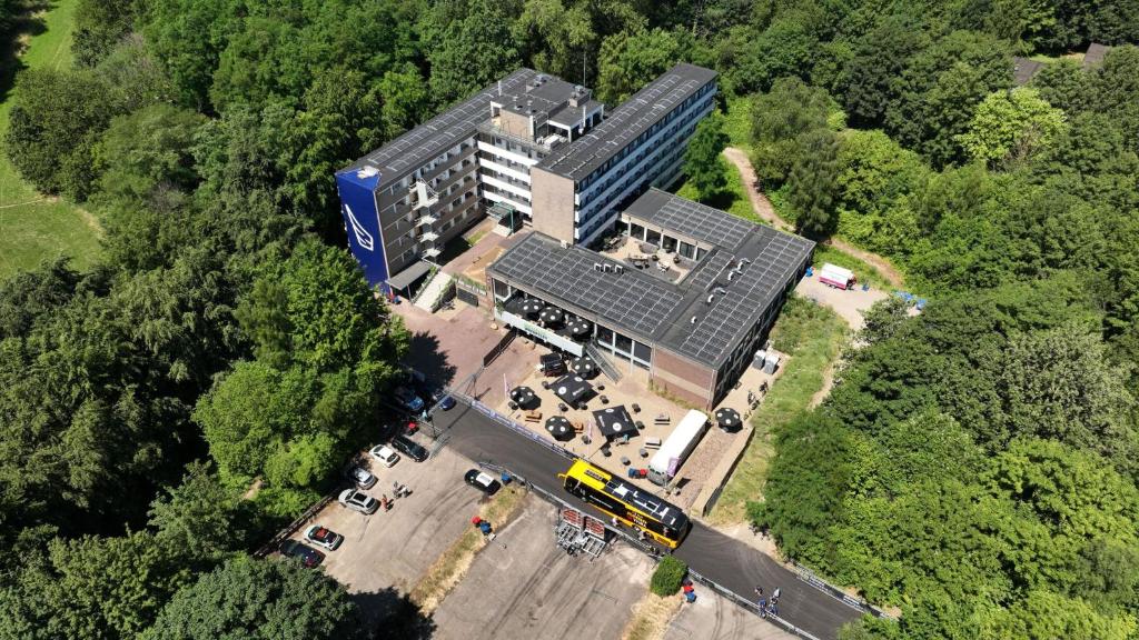 een uitzicht op een gebouw met een parkeerplaats bij The Tower Sportshostel in Sittard