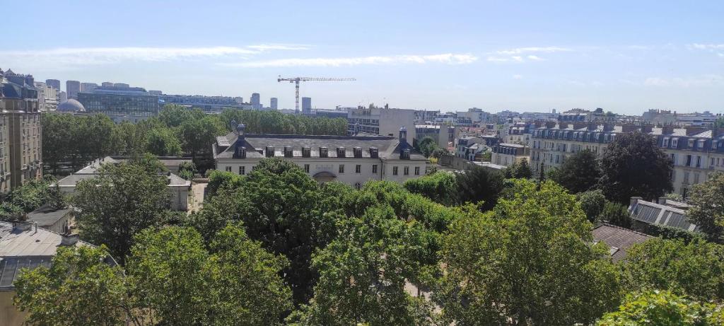 une vue d'une ville avec des arbres et des bâtiments dans l'établissement Logement entier, vue, Paris centre, Catacombes, à Paris