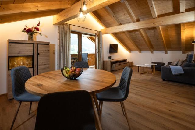 uma sala de estar com uma mesa de madeira e cadeiras em Ferienwohnung Neumayer em Berchtesgaden