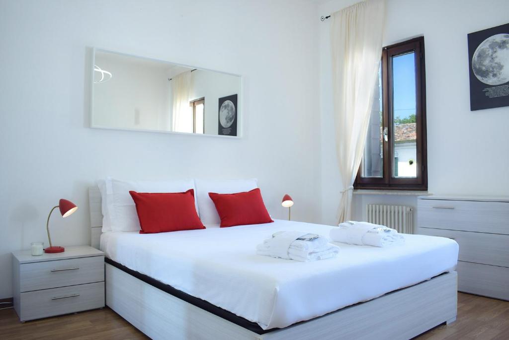 Posteľ alebo postele v izbe v ubytovaní Welc-ōm Santa Giustina apartment
