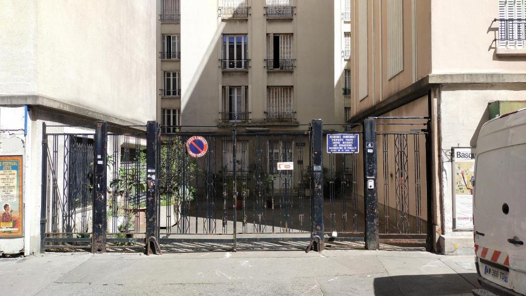 d'une porte en face d'un bâtiment dans l'établissement Josef appartment, à Paris