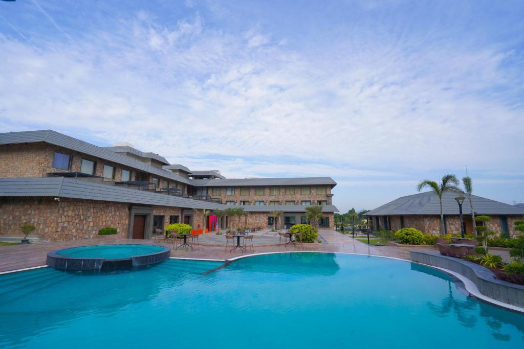 uma grande piscina em frente a um edifício em Pushkara Resort and Spa, Pushkar em Pushkar