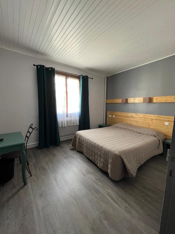 Postel nebo postele na pokoji v ubytování Hôtel Le Coq d'Or
