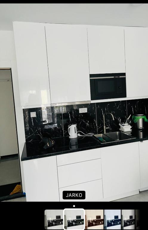 Kuchyň nebo kuchyňský kout v ubytování Apartmani K&V