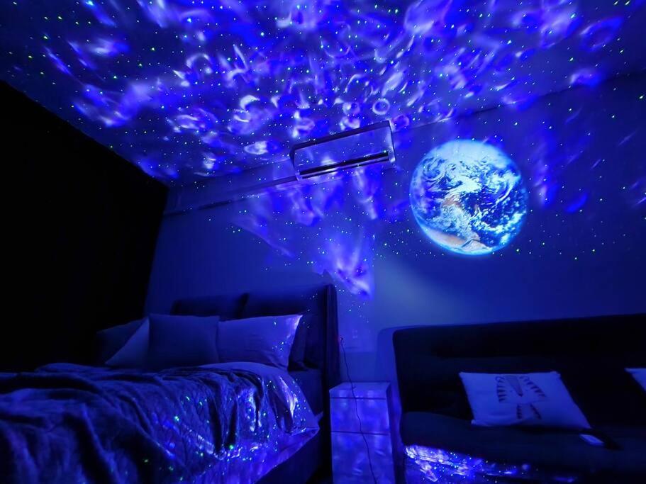 ein Schlafzimmer mit einem Planeten und Sternen an der Decke in der Unterkunft [Instastellar Experience] 3 Pax, 15 mins fr CIQ in Johor Bahru