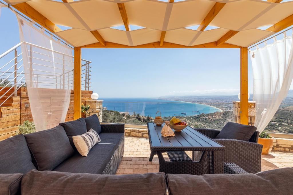 PalaiokastroにあるNami Villa _PrivatePool_ SeaViewのソファとテーブル付きのパティオ
