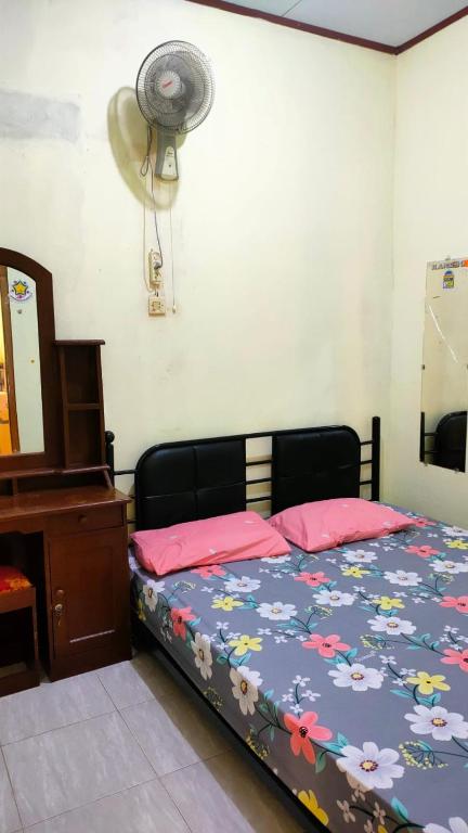 Ένα ή περισσότερα κρεβάτια σε δωμάτιο στο Farah Homestay