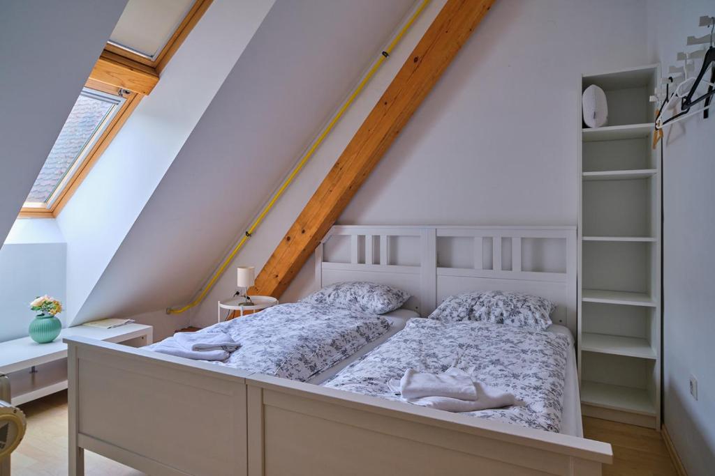 Postel nebo postele na pokoji v ubytování Samostan Mekinje