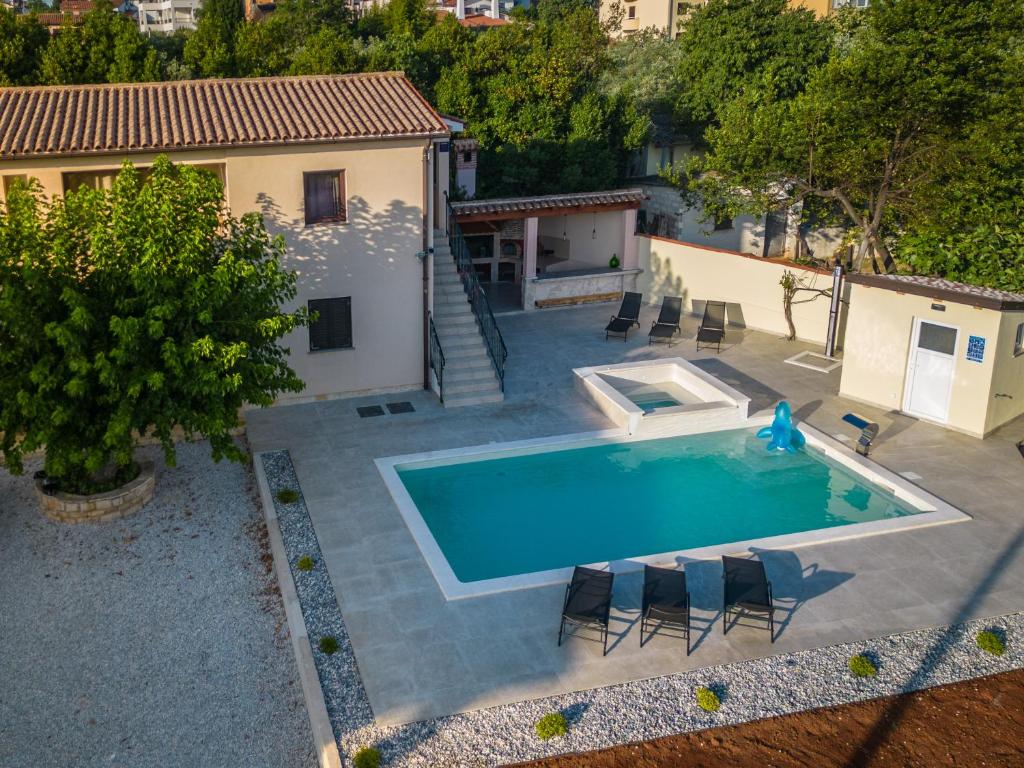 Bazén v ubytování Holiday Home Fasana nebo v jeho okolí