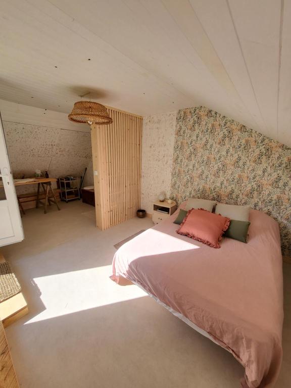 1 dormitorio con 1 cama en una habitación en La Kabane, en Fierville-les-Mines