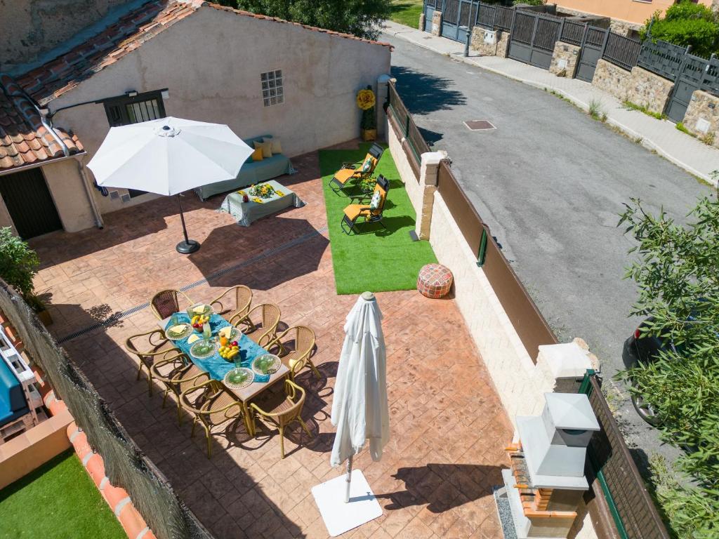 an overhead view of a patio with a table and an umbrella at La Casita de Lucia in Trescasas