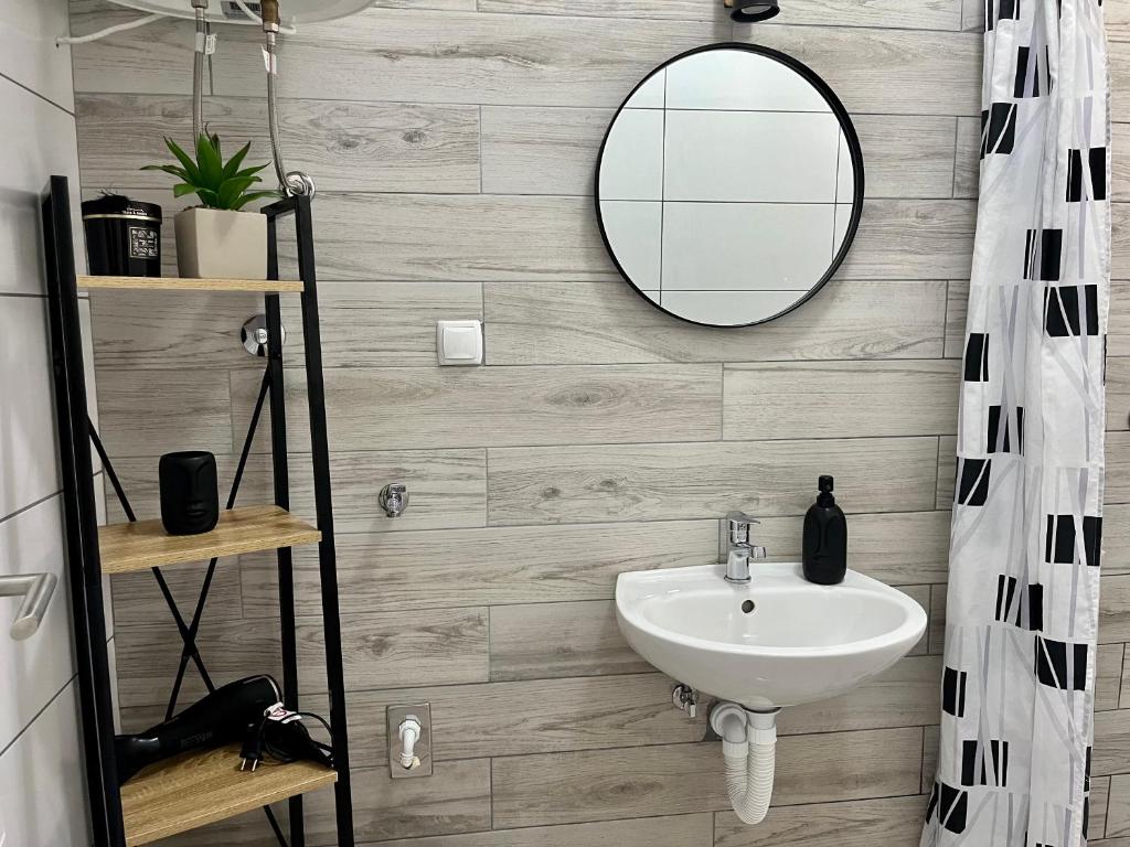 łazienka z umywalką i lustrem w obiekcie Apartments Fortuna w Biogradzie na Moru