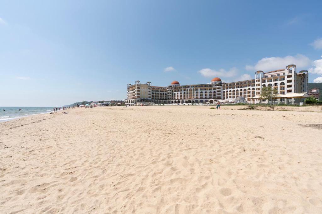 una vista de la playa con un hotel en el fondo en Alua Helios Bay - All Inclusive en Obzor