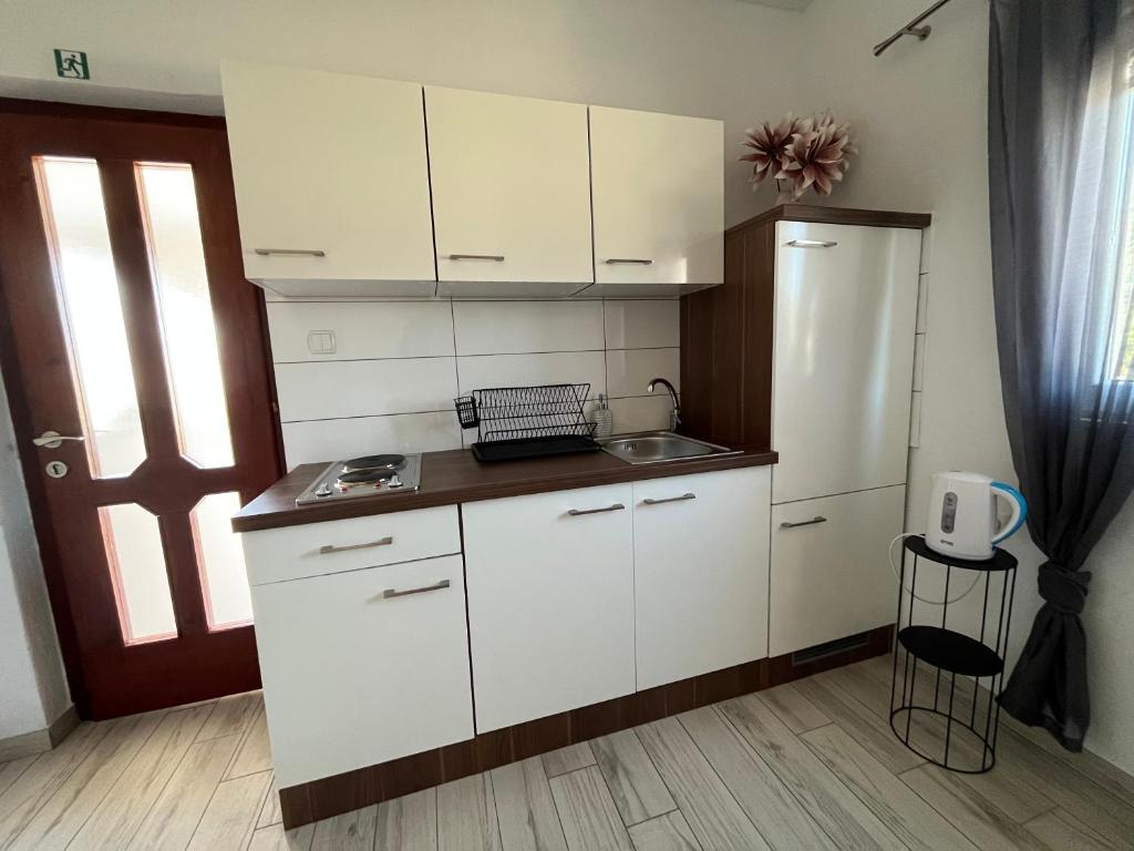 Kuchnia lub aneks kuchenny w obiekcie Apartments Fortuna