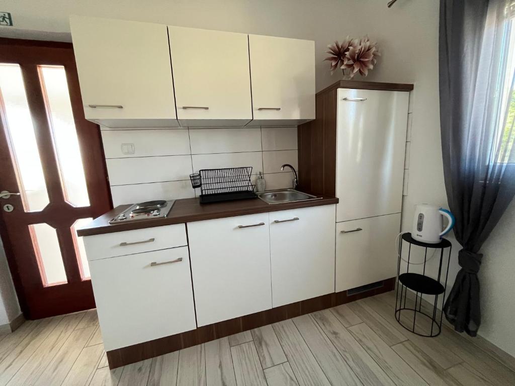 Kuchnia lub aneks kuchenny w obiekcie Apartments Fortuna