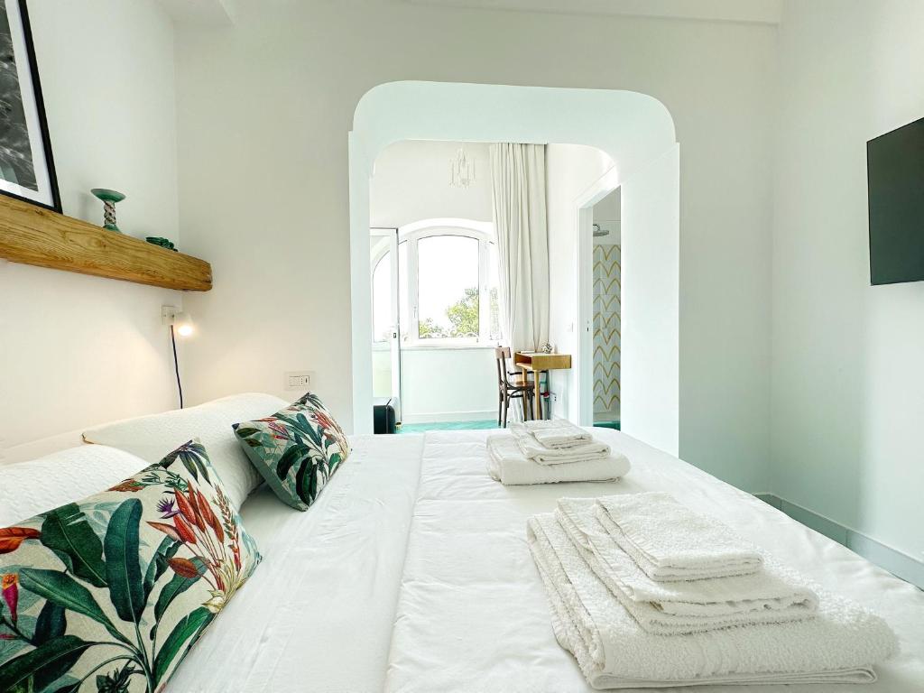 Postel nebo postele na pokoji v ubytování Dimora Storica Villa Pasquale Capri