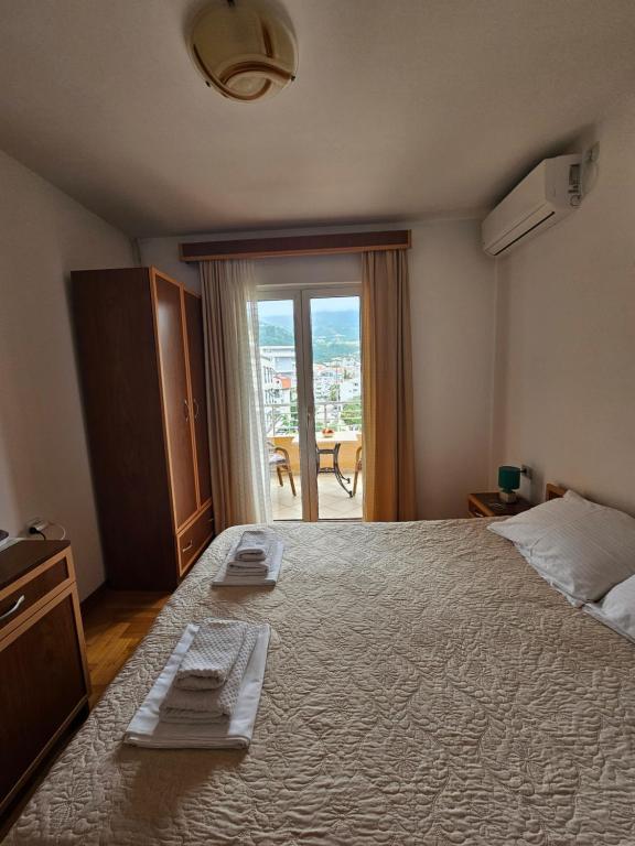 Postel nebo postele na pokoji v ubytování Apartments & Rooms Vuksanovic Ivana
