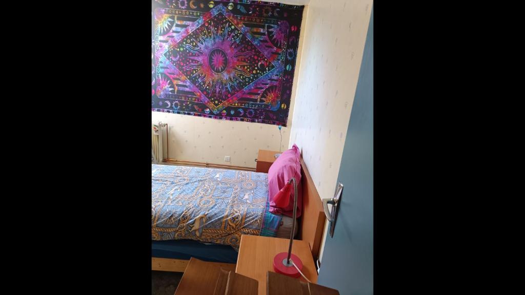 Posteľ alebo postele v izbe v ubytovaní Room in Apartment - Homestay guest room Fruges, Hauts-de-France