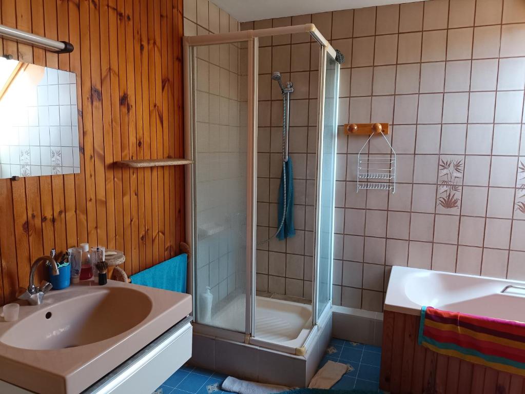 Kúpeľňa v ubytovaní Room in Apartment - Homestay guest room Fruges, Hauts-de-France