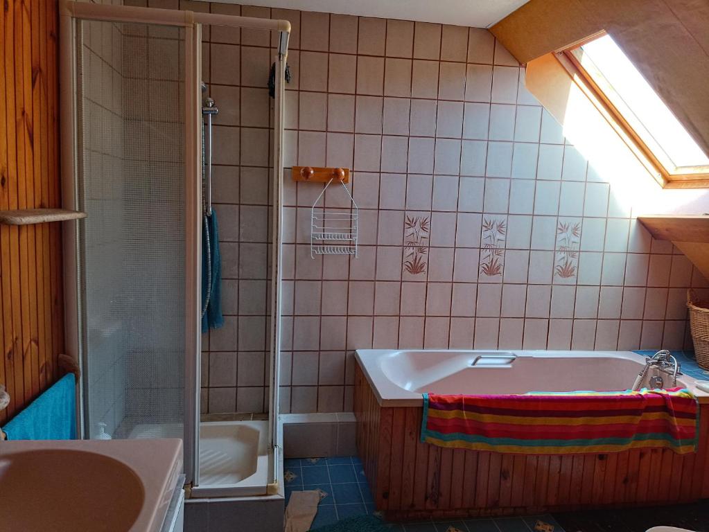 Kúpeľňa v ubytovaní Room in Apartment - Homestay guest room Fruges, Hauts-de-France